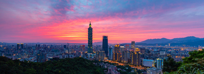 Naklejka premium Widok zachodu słońca w mieście Taipei na Tajwanie