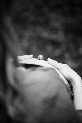 Femme enceinte grossesse, main sur le ventre avec un bola