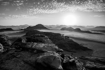 tramonto in bianco e nero nel deserto Wadi Rum, Giordania