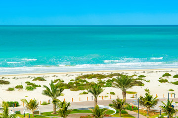Naklejka premium Beautiful landscape of clear turquoise ocean and sandy beach in Saadiyat island