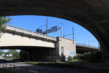 Le pont Raymond Poincaré à Lyon sur le fleuve Rhône - Ville de Lyon - Département du Rhône - France