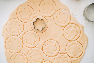 Making of round shortcrust cookies