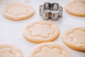 Making of round shortcrust cookies