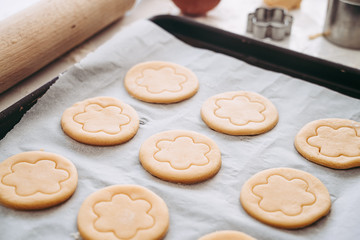 Making of round shortcrust cookies