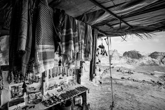baracca con oggetti in vendita a Petra, Giordania
