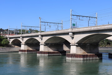 Fototapeta na wymiar Le viaduc ferrovière sur le fleuve Rhône à Lyon parallèle au pont Raymond Poincaré - Ville de Lyon - Département du Rhône - France