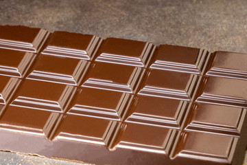 tablette de chocolat au lait déballée en plan rapproché