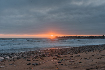 atardecer en orilla de playa
