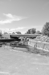 Fototapeta na wymiar Most nad kanalem