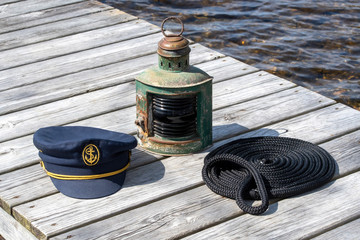 Navigation cap with a vintage light green port side and a coiled mooring