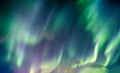 Fotobehang Aurora borealis, noorderlicht wervelt met ster aan de nachtelijke hemel © Mumemories