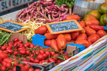 Frisches Gemüse am Wochenmarkt Salzburger Schranne