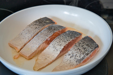 Vier Bio Lachsfilet Fisch mit Haut nach oben in einer weißen Pfanne