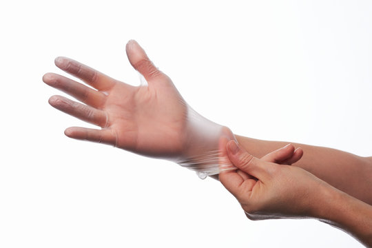 Manos utilizando guantes de latex y de vinilo