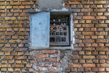 Antiquierter Schaltkasten mit Keramiksicherungen