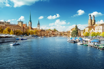 Obraz premium Zurich city center with famous Fraumunster, Grossmunster and St. Peter and river Limmat, Switzerland