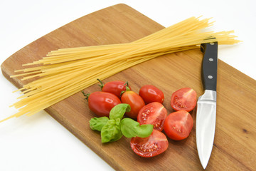 spaghetti cuoco Italia cucina Italiana pomodoro basilico 