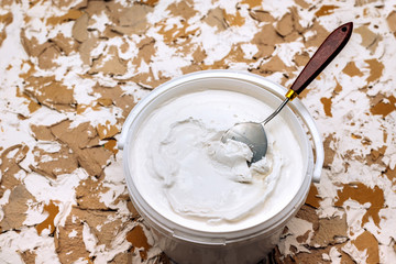 White putty, putty knives and spatulas.