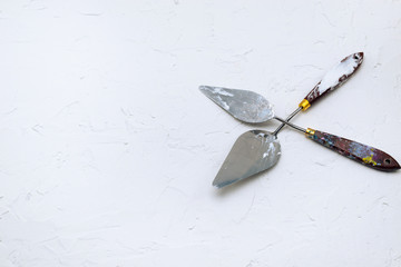 White putty, putty knives and spatulas.