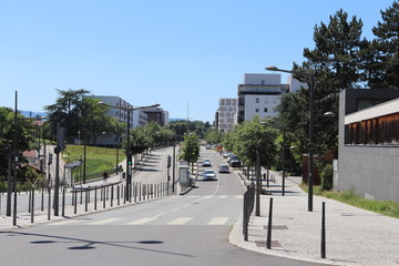 La rue Rosa Parks bordée d'immeubles modernes d'habitation dans le quartier de la Duchère à Lyon - Ville de Lyon - 9 ème arrondissement - Département du Rhône - France