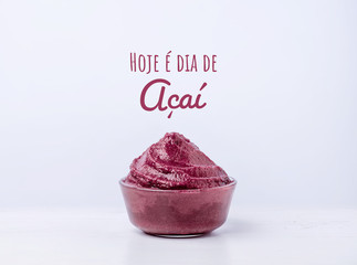 Brazilian Acai Smoothie Bowl. Written "Today is A&ccedil;a&iacute;'s day" in portuguese.