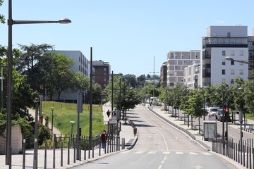 La rue Rosa Parks bordée d'immeubles modernes d'habitation dans le quartier de la Duchère à Lyon...