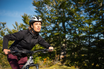 Naklejka premium Female mountain biker riding outdoor