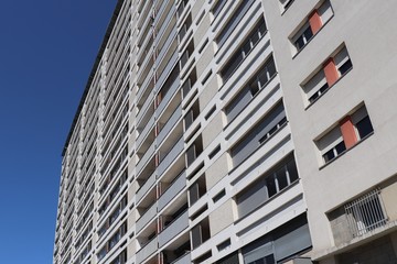 Fototapeta na wymiar Immeuble d'habitation de type barre HLM dans le quartier de la Duchère à Lyon - Ville de Lyon - 9 ème arrondissement - Département du Rhône - France