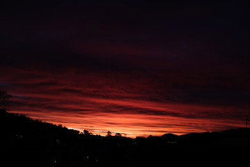 por do sol com o céu laranja e azul escuro