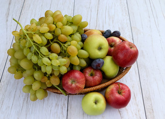 Naklejka na ściany i meble apples and grapes in a bowl