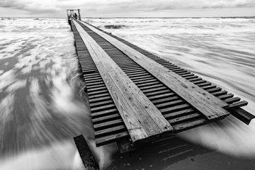 Photo sur Plexiglas Noir et blanc Jetée longue distance sur la côte de la mer, photo noir et blanc, longue exposition