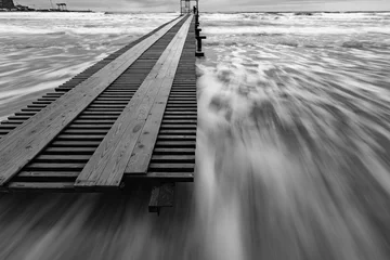 Photo sur Plexiglas Noir et blanc Photo en noir et blanc - surfez dans la tempête après le coucher du soleil, jetée, longue exposition
