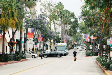 American street with flags in Santa Barbara, California - obrazy, fototapety, plakaty