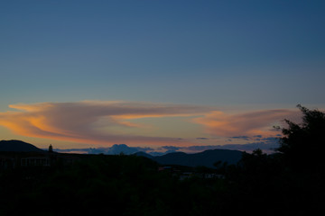 Paisaje atardecer azul y naranja