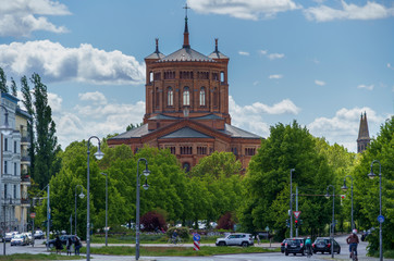 Blick zur Berliner Sankt Thomaskirche Richtung Mariannenplatz an einem sonnigen Frühlingstag