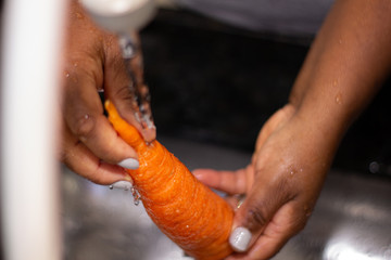Naklejka premium hands with carrot