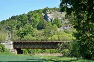 Fototapeta na wymiar Altmühltal - Eisenbahnbrücke über die Altmühl bei Solnhofen