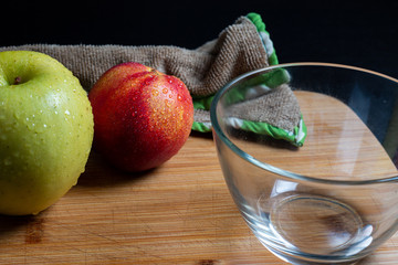 Manzana y Durazno con gotas de agua, tabla de cortar para comida saludable