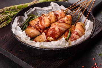 Roll with bacon and chicken mince on a stew with fresh asparagus