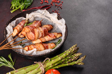 Roll with bacon and chicken mince on a stew with fresh asparagus