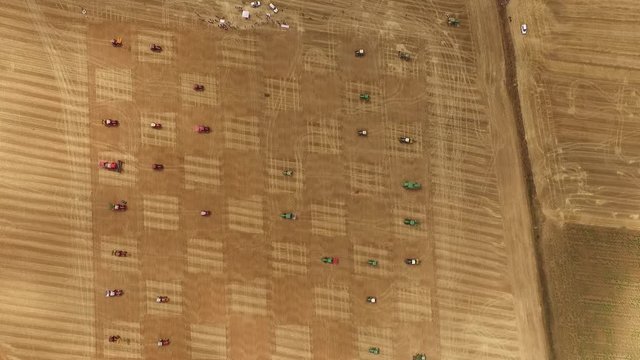 Tractores en el campo movi&eacute;ndose. Ajedrez con veh&iacute;culos agr&iacute;colas con drone