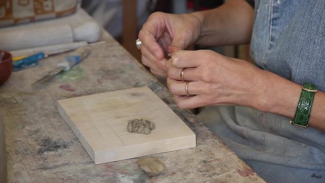 Mani al lavoro con terracotta