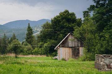 Obraz premium Huts in the mountains with a beautiful landscape