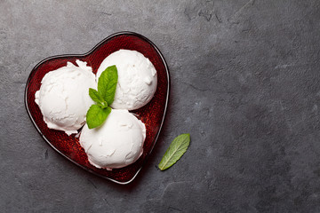 Vanilla ice cream scoops