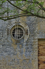 Rundes Fenster mit Gardine in einer ehemaligen sowjetischen Kaserne  in Altes Lager bei Jüterbog