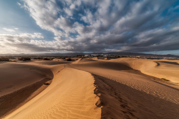 Fototapeta na wymiar vista de playa del Ingles desde las dunas de Maspalomas al atardecer (Gran Canaria) 