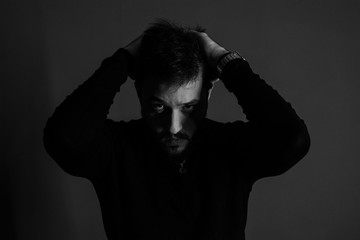 retrato de joven con estrés agarrándose la cabeza 