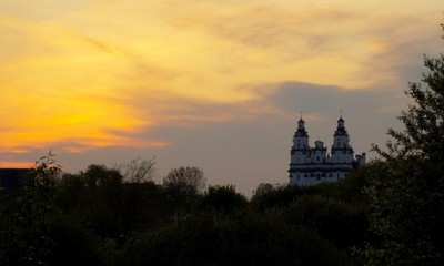 Zachód słońca za kościołem, pomarańczowe niebo, Polska