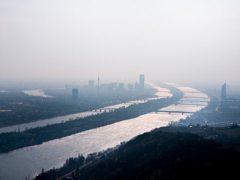 Hohe Feinstaubbelastung &uuml;ber der Stadt. Nebel liegt &uuml;ber der Stadt. High levels of particulate matter above the city. Fog above the city. Wien, Vienna, 