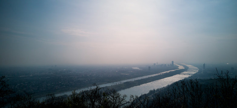 Stadt am Fluss liegt im Nebel. Luftverschutzung in der Gro&szlig;stadt. City on the river lies in the fog. Air pollution in the city. Wien, Vienna, 